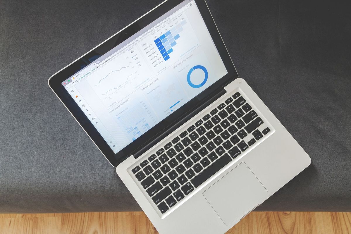 Painel de gestão financeira com gráficos de fluxo de caixa em laptop